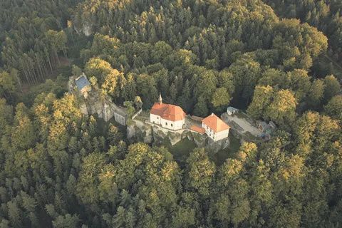 城堡下的小酒館