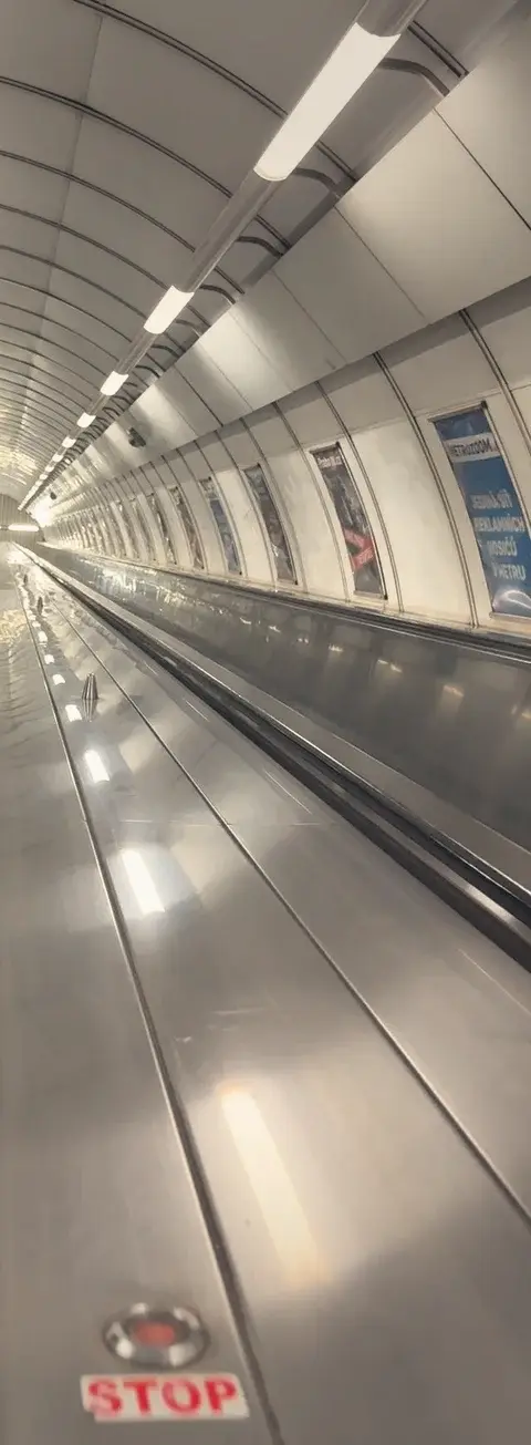 Náměstí Míru 站的長手扶梯，從月台一路往上爬。