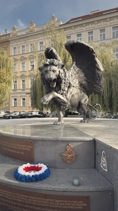 Klárov 的「飛獅」：紀念二戰在英國皇家空軍服役的捷克斯洛伐克飛行員。