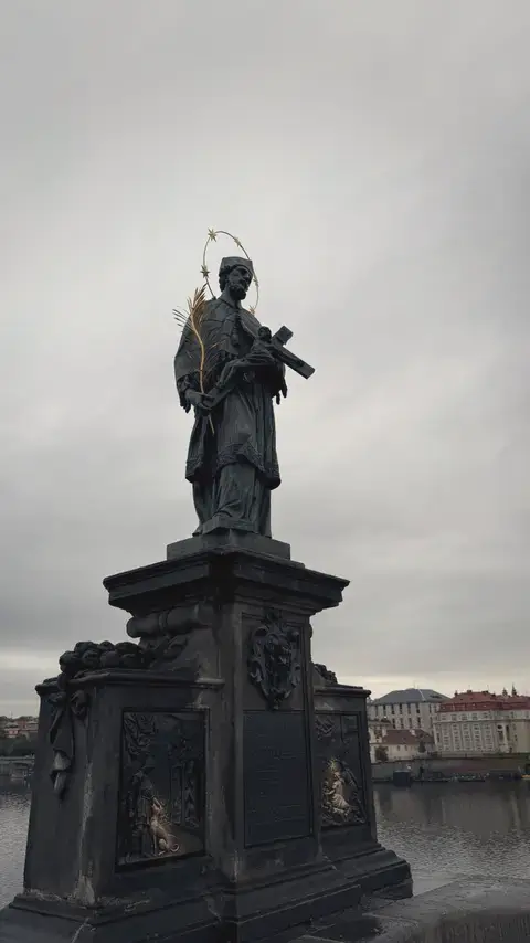 聖約翰．內波穆克像：橋上最老的那一尊。
