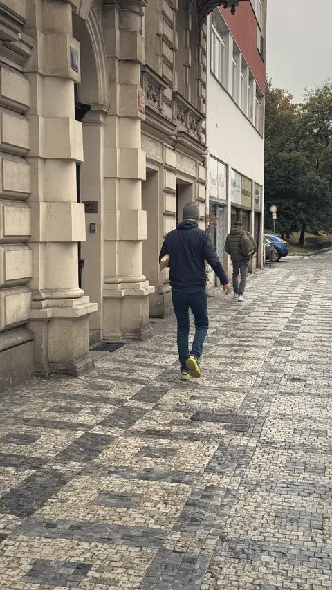 早上八點半，路人抱著一袋麵包走過黑白方塊的石板路：布拉格的早晨就長這樣。