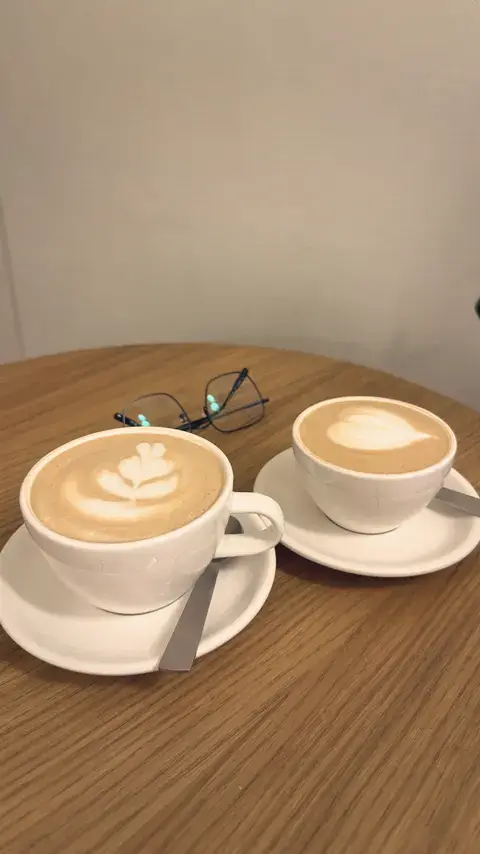 兩杯拿鐵，兩個拉花，一副眼鏡。