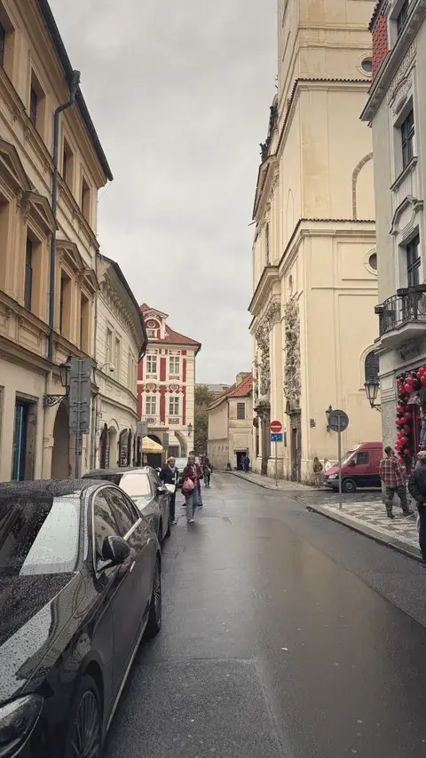 老城的小街，下過雨的石板路。