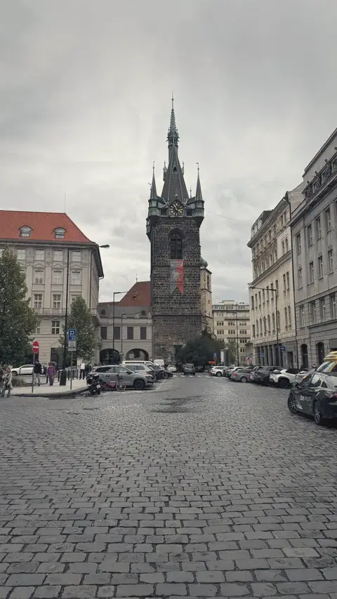 再往前走，雨天新城的 Jindřišská 鐘樓。