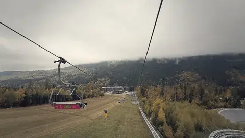 纜椅往上，山頂藏在雲裡。