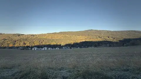 早上八點，整片草地結了白霜，村子還在山的影子裡。