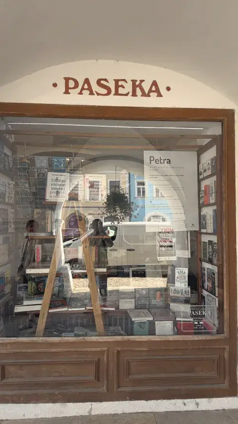 PASEKA 書店的櫥窗。