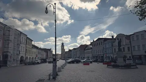 Smetanovo náměstí，長長的廣場，雲走得很快。