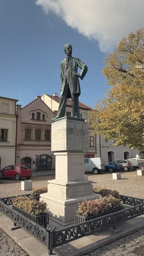 廣場上的 Smetana 銅像:一手叉腰,站在花台中間。