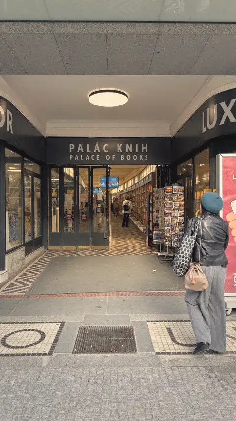 Palác knih Luxor 門口，有人在看明信片架。