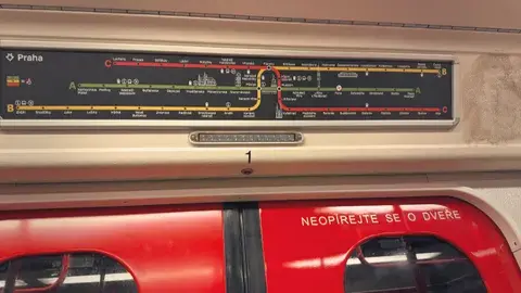 B 線車廂門上的路線圖，下面寫著：不要靠在門上。