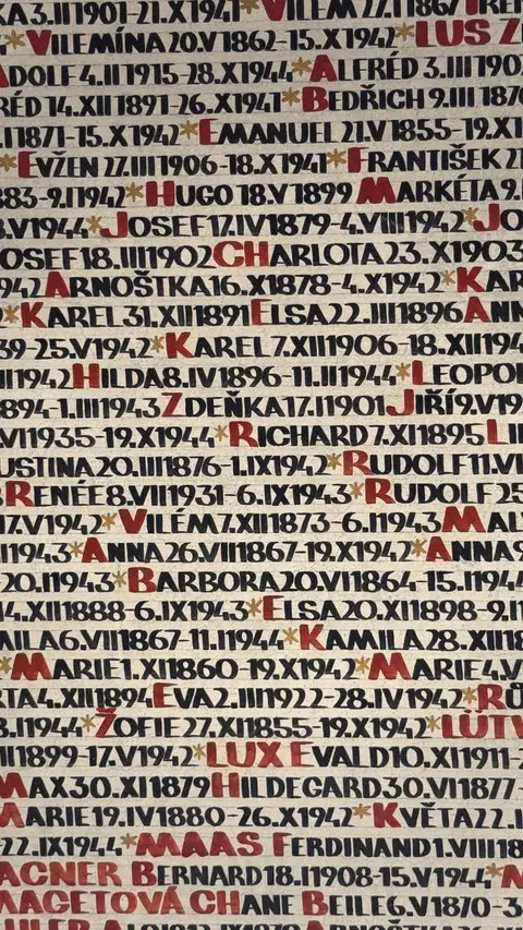紅字、黑字、日期，一個名字接一個名字。