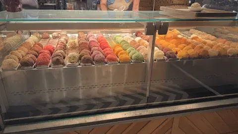 Knedlín 的玻璃櫃：一顆顆圓滾滾的甜餡餃子。