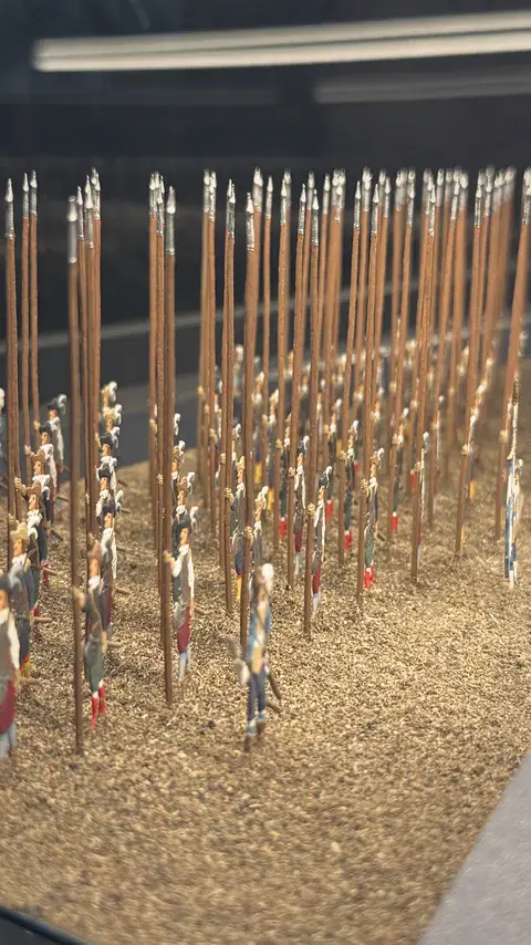 長矛方陣模型：每個小兵的衣服顏色都不一樣。