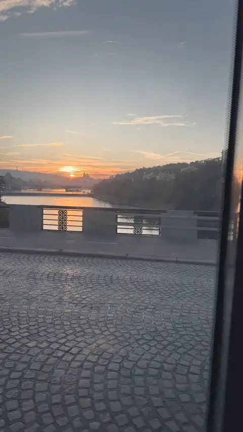 隔著車窗看伏爾塔瓦河的夕陽。