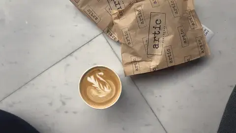 又是 artic 的紙袋，拿鐵上是一隻天鵝。