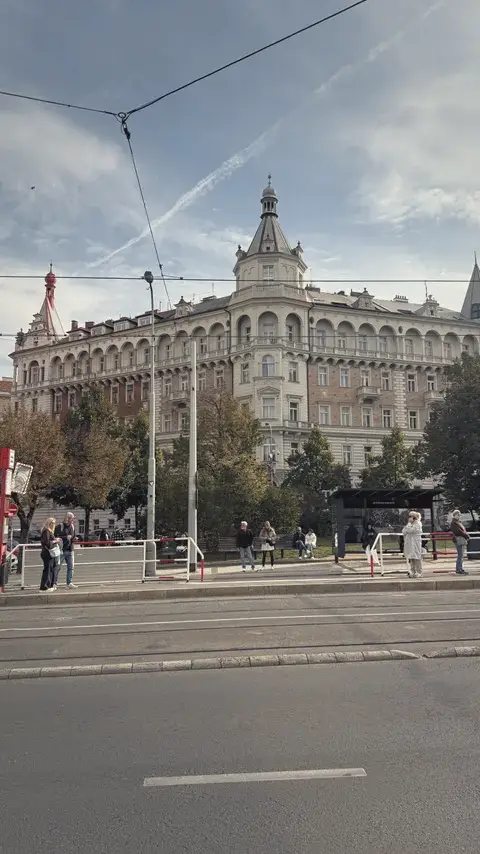 Jiráskovo 廣場上的新藝術大樓，屋頂一個比一個尖。