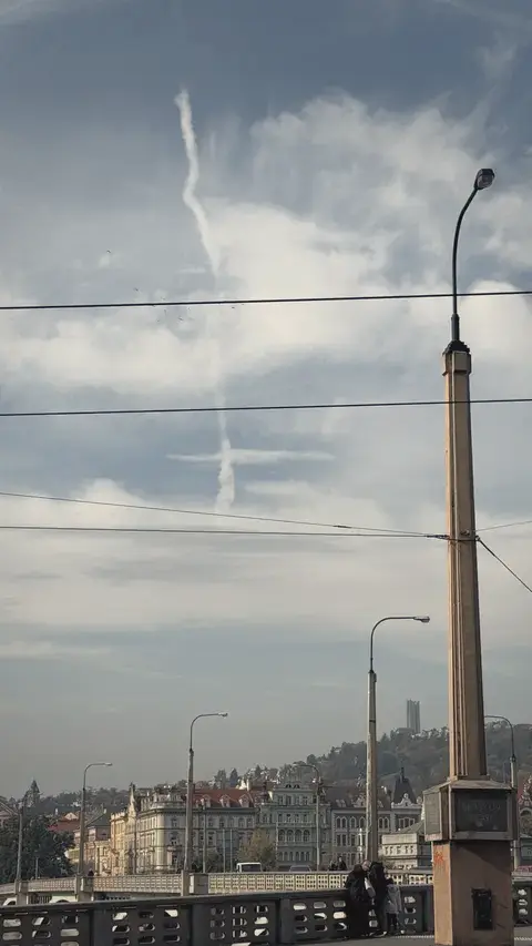 Jiráskův 橋的燈柱，天上剛好有一道飛機雲。