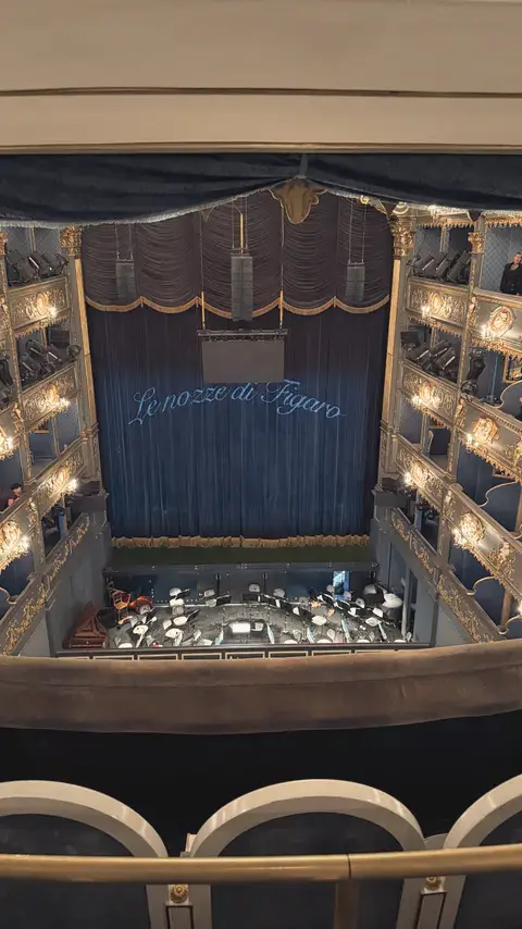 從包廂往下看：幕上寫著 Le nozze di Figaro。
