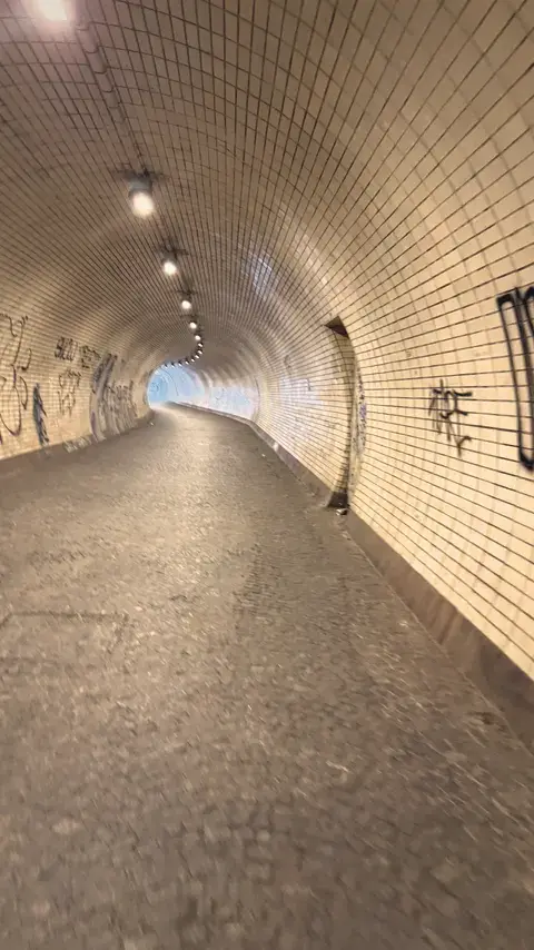白磁磚隧道，筆直穿過 Vítkov 山。