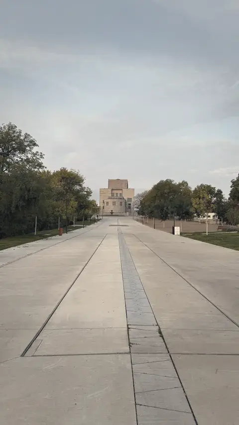 山頂那條筆直的步道，一路通到紀念碑。