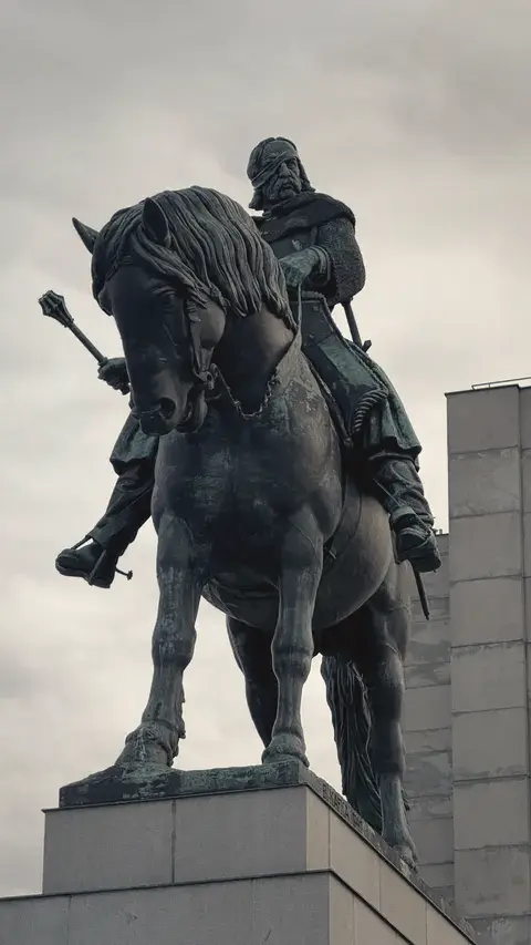 走近看，馬的鬃毛和將軍的鬍子都是銅的。