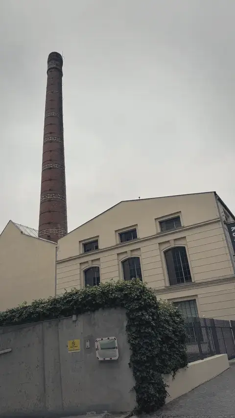 一根老煙囪，留在新的 Karlín 中間。