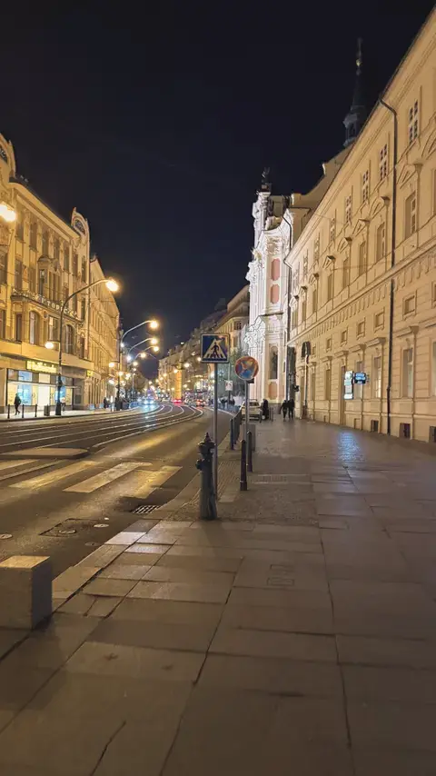 22:48 散場，整條街只剩路燈。